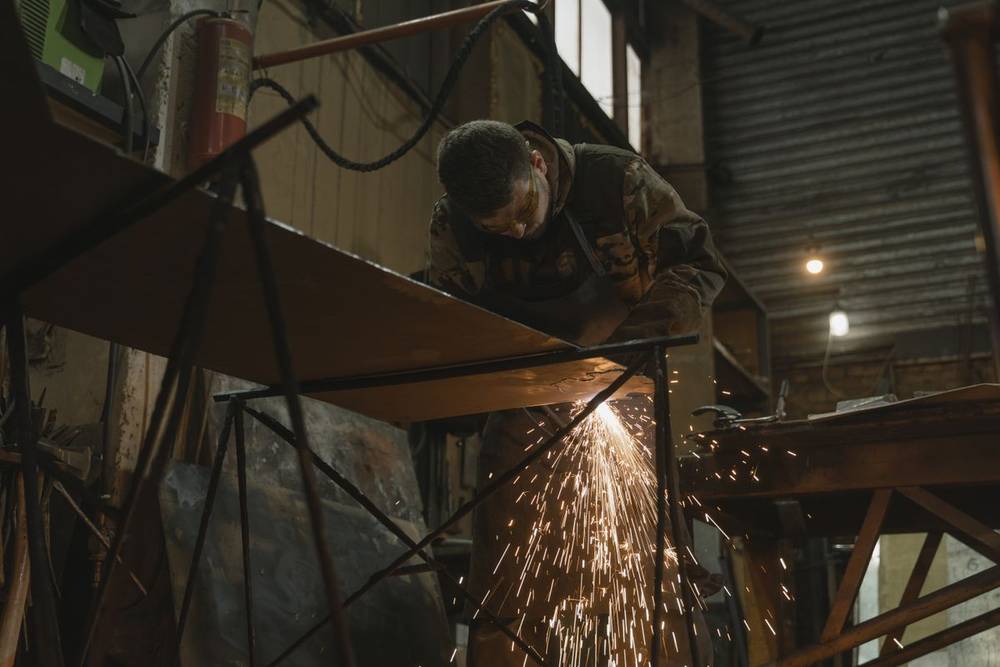 Lavorazione di carpenteria metallica in officina