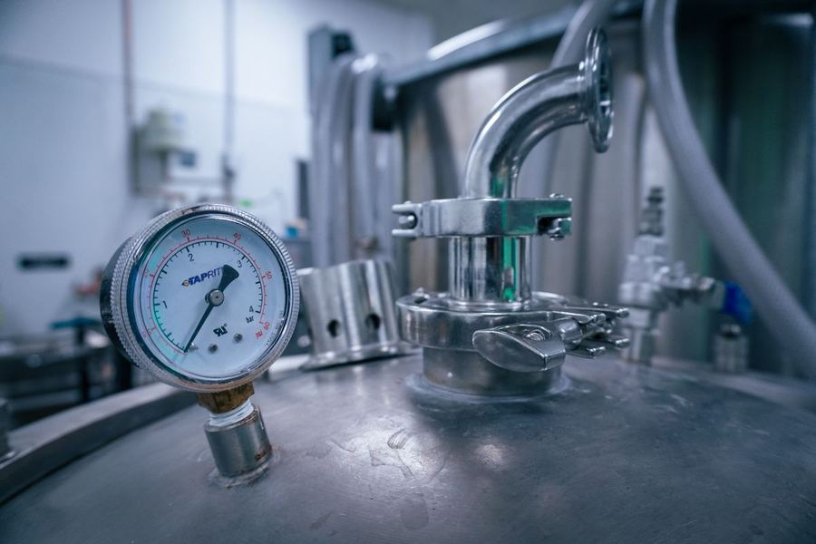 Manometro di controllo su un serbatoio in acciaio inox